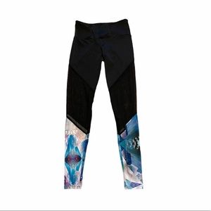 Athletic leggings with mesh detail